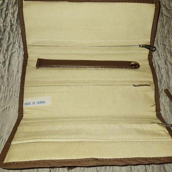 NWOT! The World Traveler Jewelry Wallet - Picture 6 of 14